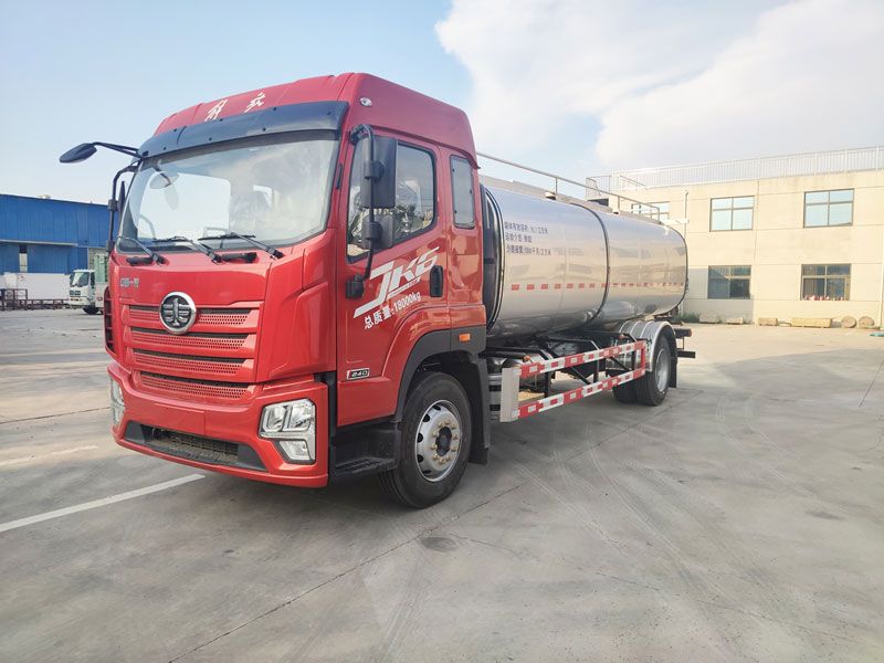 青島解放2橋鮮奶運(yùn)輸車(chē)（10.7立方）